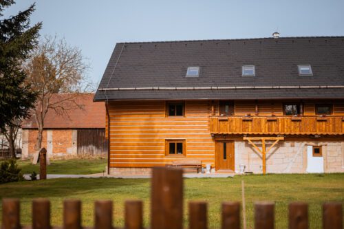 Roubenka u lesní školky